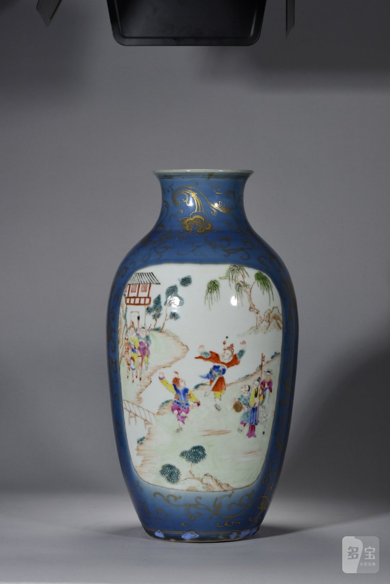 清乾隆 霁蓝描金缠枝花卉纹开窗粉彩人物故事图包袱瓶 - 图3